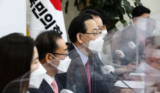 국민의힘 주호영 당 대표 권한대행이 21일 서울 여의도 국회에서 열린 비상대책위원회의에서 발언하고 있다. <연합뉴스>